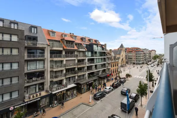 Studio met zuidgericht terras in de winkelstraat van Nieuwpoort.