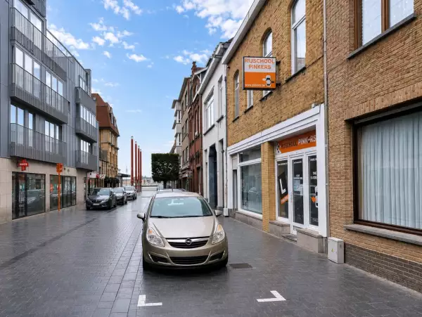 Investeringspand bestaande uit drie appartementen en handelspand in centrum Nieuwpoort