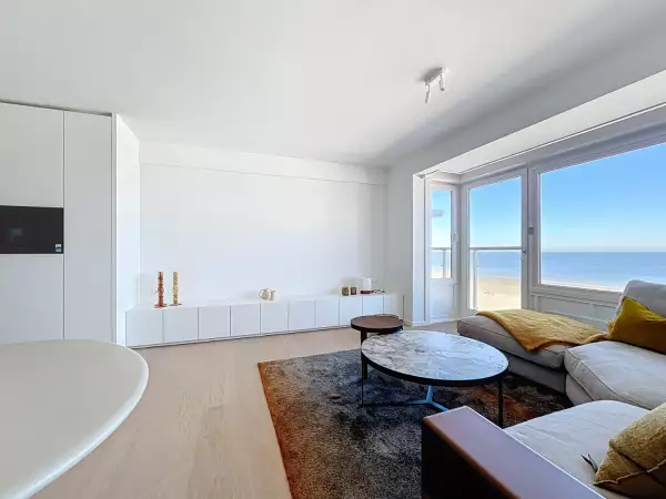 Twee slaapkamer appartement (gerenoveerd 2025) met frontaal zeezicht