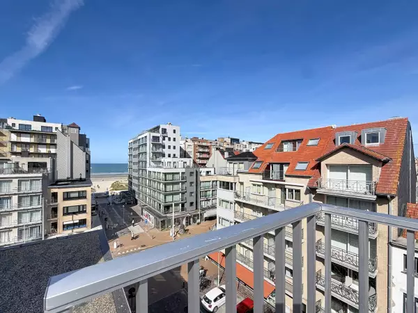 Gerenoveerde penthouse met lateraal  zeezicht te Nieuwpoort-Bad