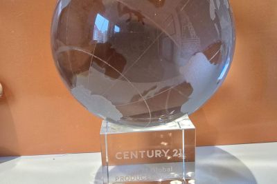 Kristallen CENTURY 21 Top 21 Global Producer award 2024 van Christophe Decock