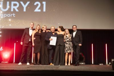 Team CENTURY 21 Sea Port op het podium tijdens de CENTURY 21 awards